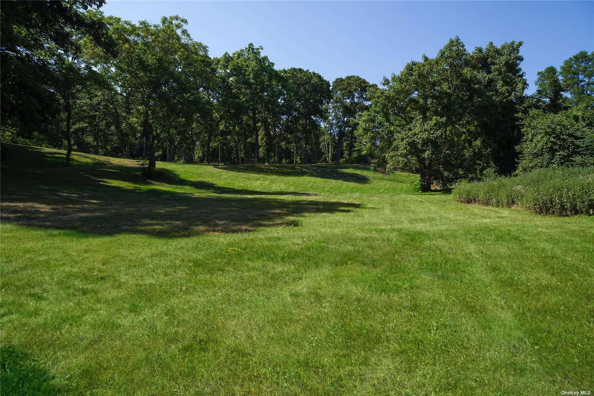 8 Spring Hill LN, Old Westbury, NY 11568