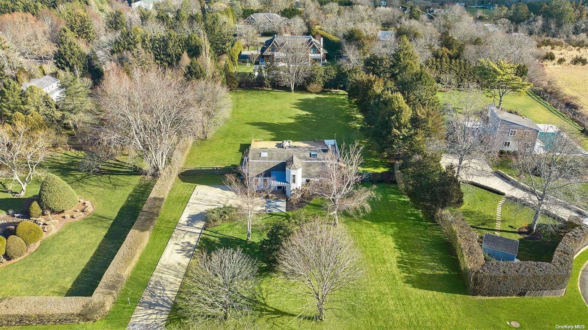 43 Robin DR, Bridgehampton, NY 11932