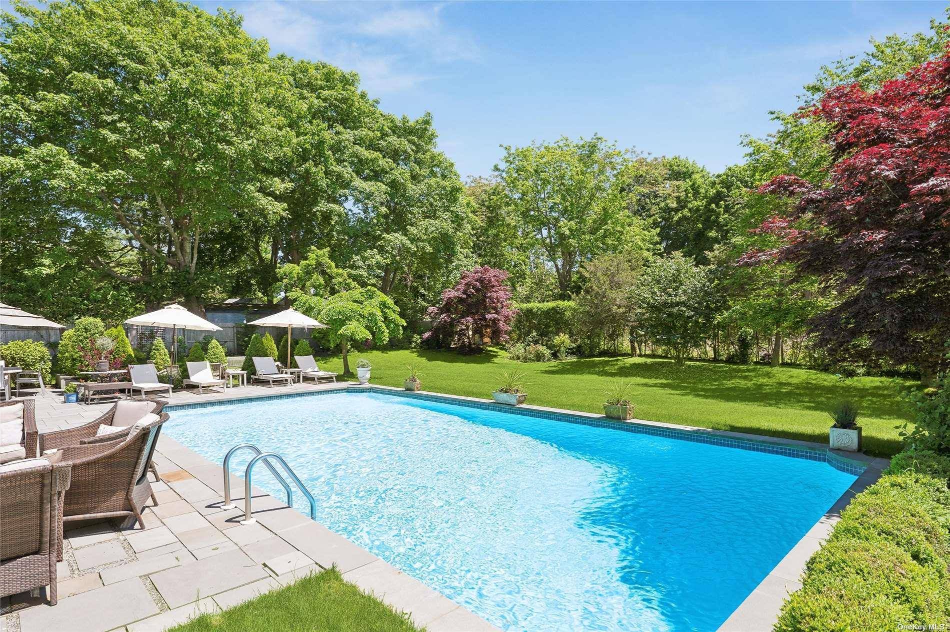 686 Hill ST, Southampton, NY 11968