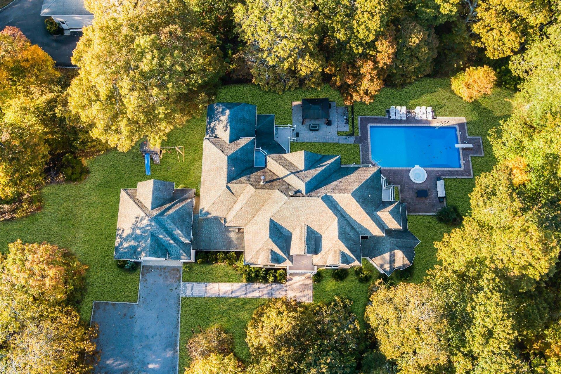 10 Bay Woods DR, Hampton Bays, NY 11946