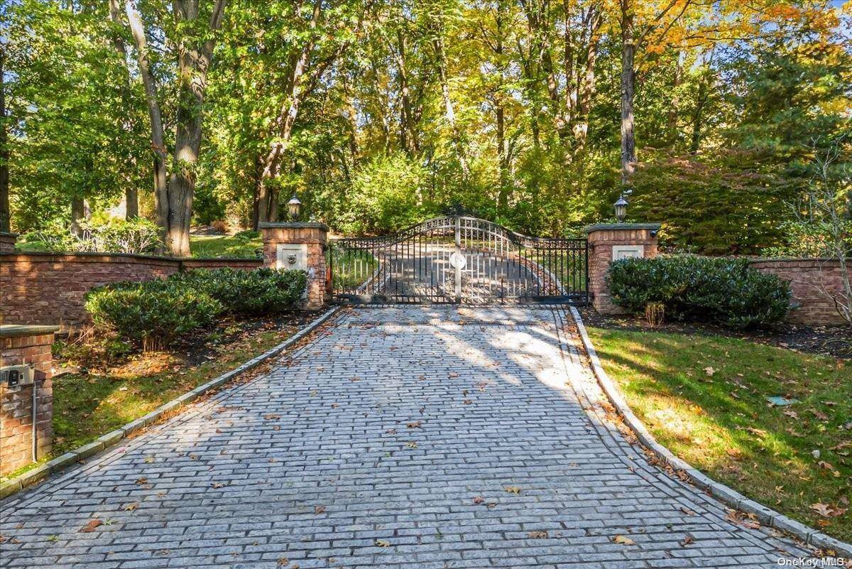 10 August LN, Old Westbury, NY 11568