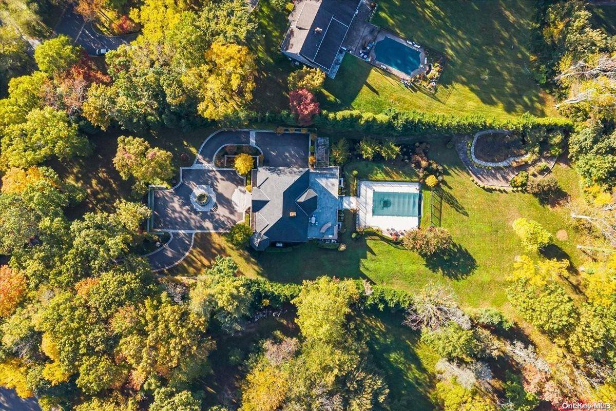 10 August LN, Old Westbury, NY 11568
