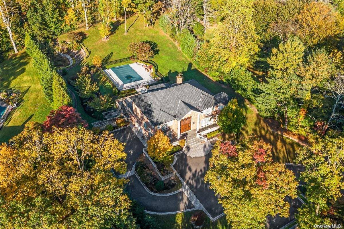 10 August LN, Old Westbury, NY 11568