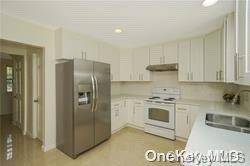 16 Seabrook LN, Stony Brook, NY 11790
