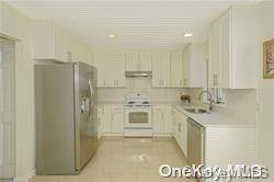 16 Seabrook LN, Stony Brook, NY 11790