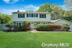 16 Seabrook LN, Stony Brook, NY 11790