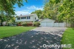 16 Seabrook LN, Stony Brook, NY 11790