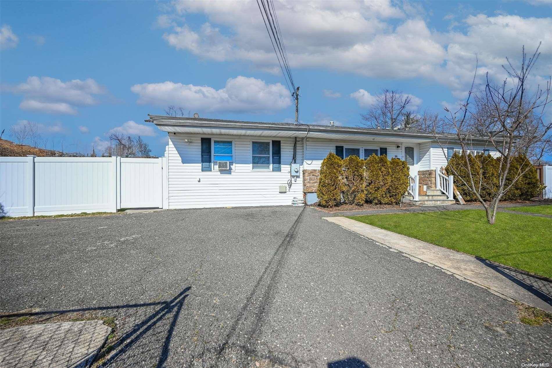 39 E Walnut ST, Central Islip, NY 11722