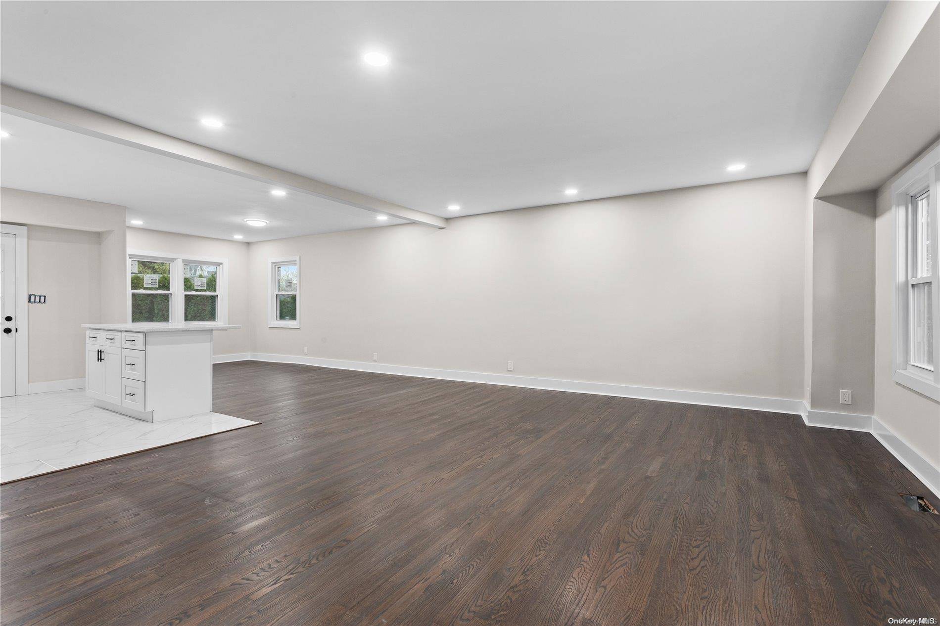 77 Floral Pkwy, Floral Park, NY 11001