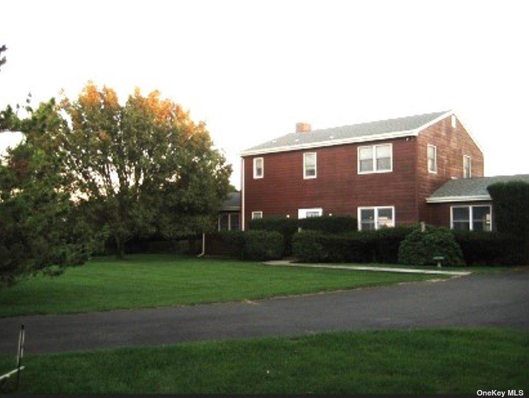 5 Bayberry LN, Remsenburg, NY 11960