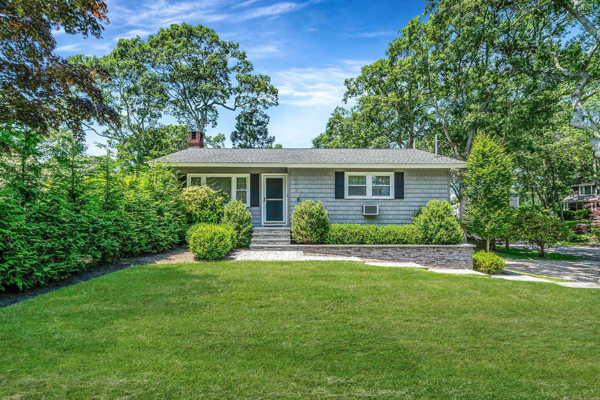 3 Crestview DR, Remsenburg, NY 11960