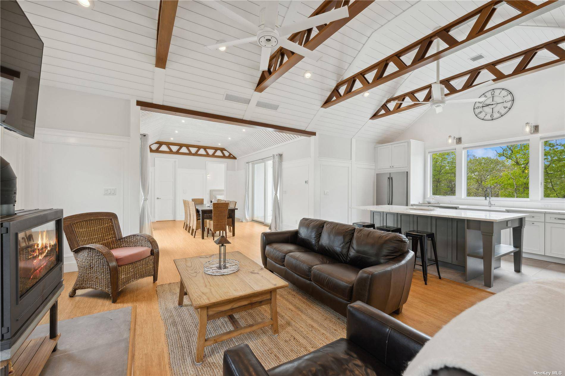 15 Hill Side LN, East Hampton, NY 11937