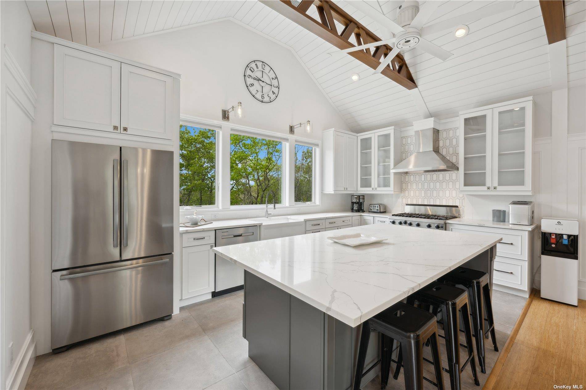 15 Hill Side LN, East Hampton, NY 11937