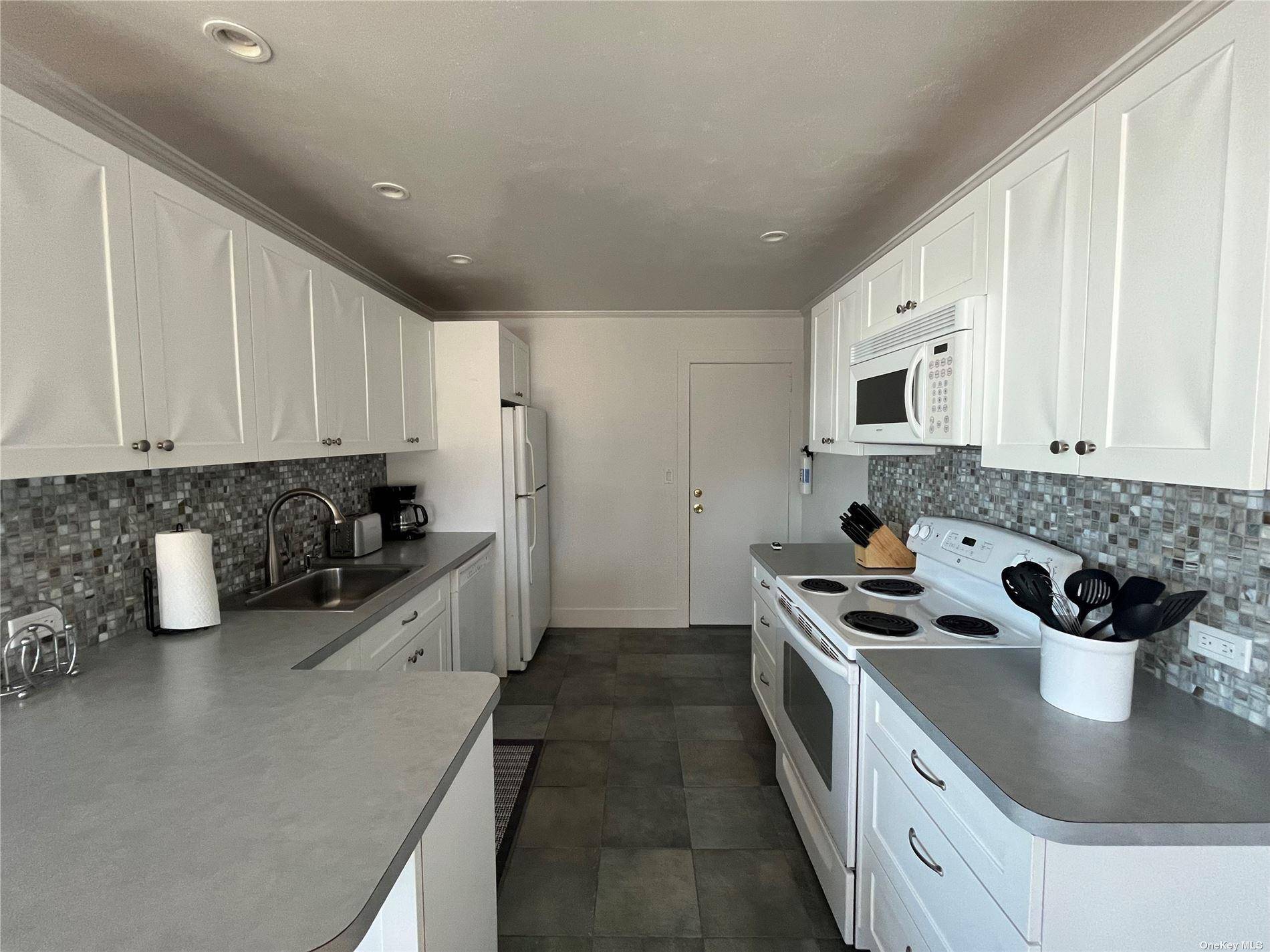 786 Evergreen WALK, Ocean Beach, NY 11770
