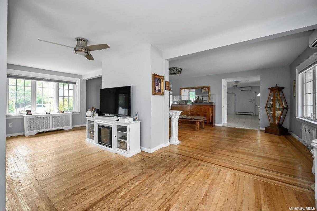 207-15 39th AVE, Bayside, NY 11361