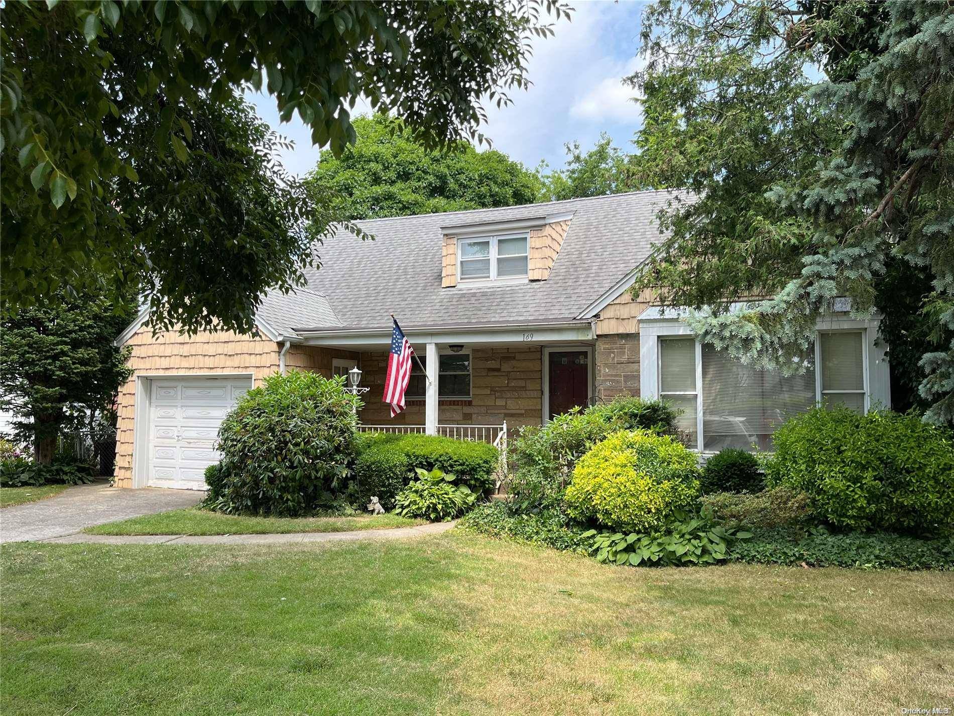 169 Patton BLVD, New Hyde Park, NY 11040