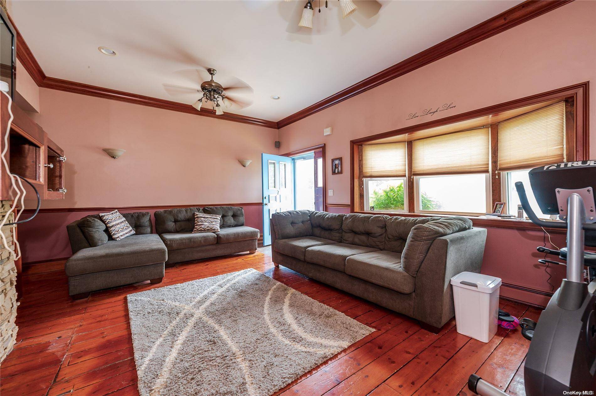 7 Gary ST, Lindenhurst, NY 11757