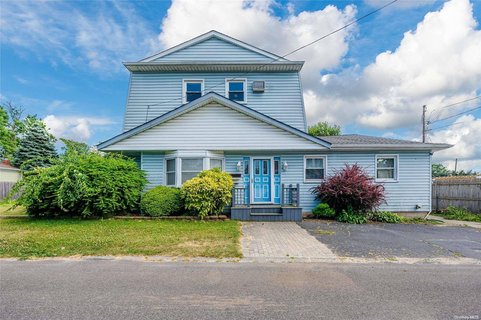 7 Gary ST, Lindenhurst, NY 11757