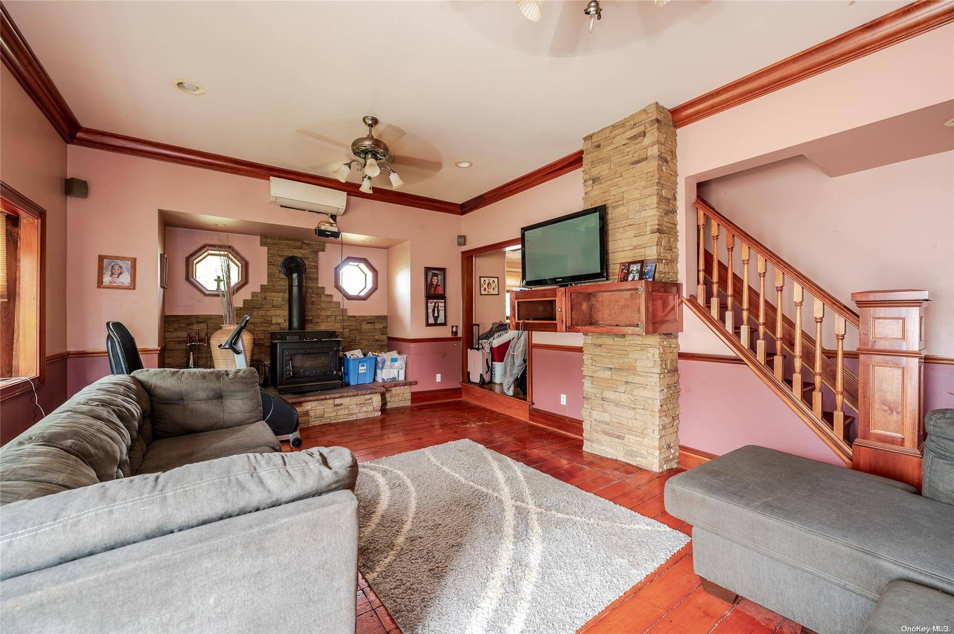 7 Gary ST, Lindenhurst, NY 11757