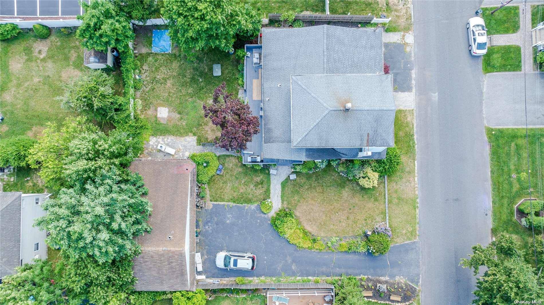 7 Gary ST, Lindenhurst, NY 11757