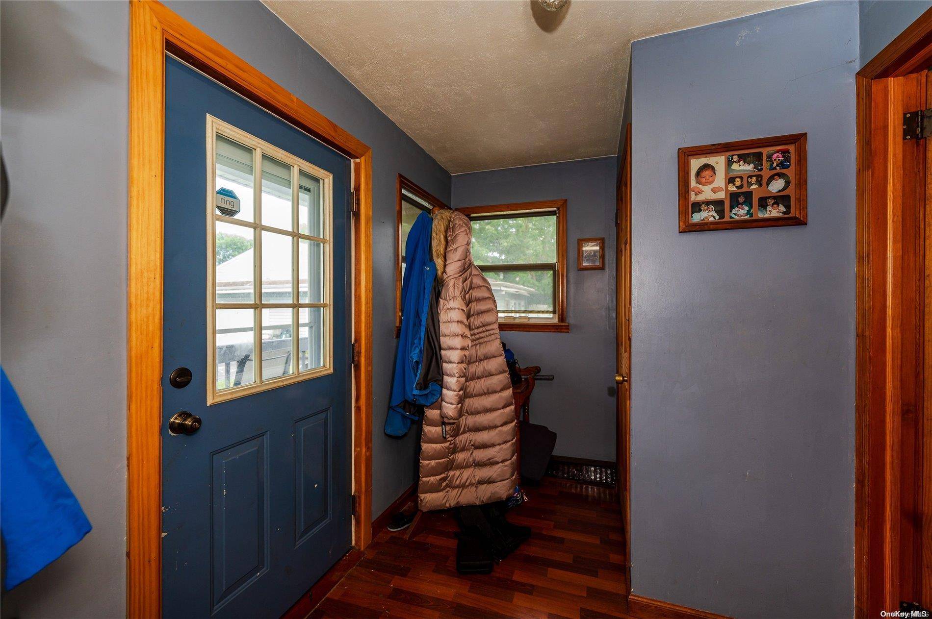 7 Gary ST, Lindenhurst, NY 11757