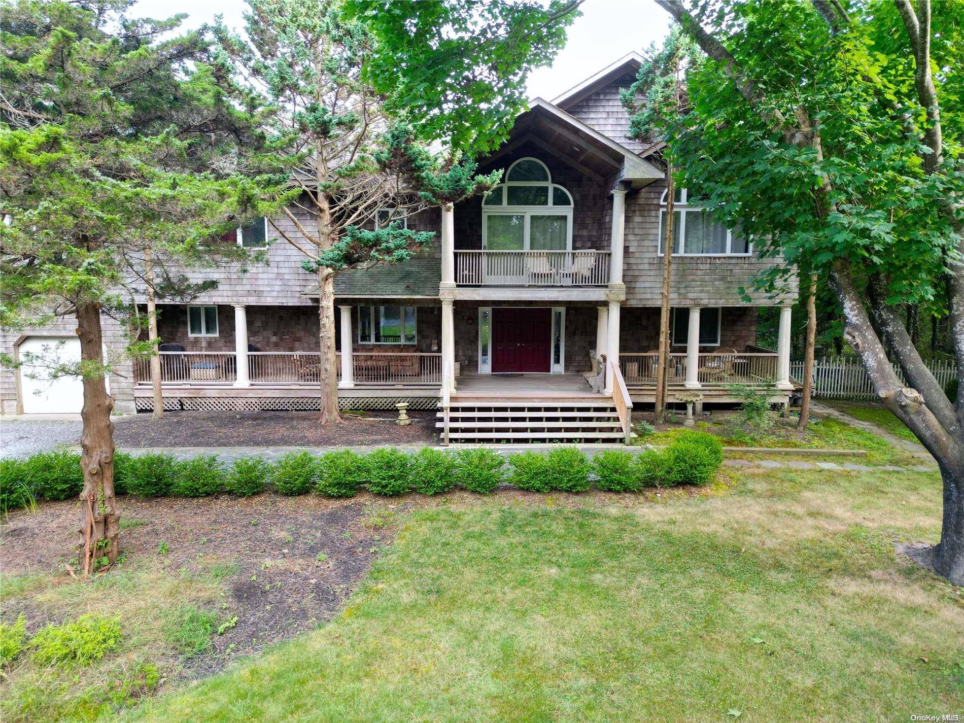 28 Club LN, Remsenburg, NY 11960