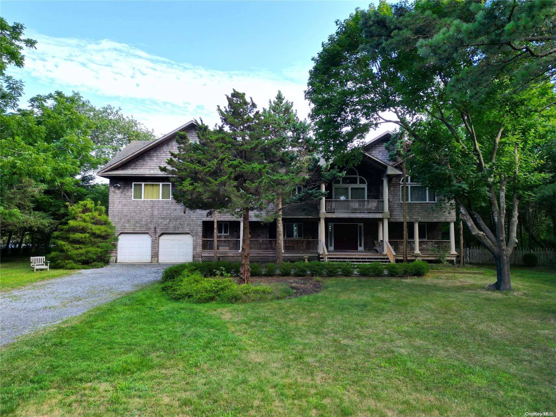 28 Club LN, Remsenburg, NY 11960