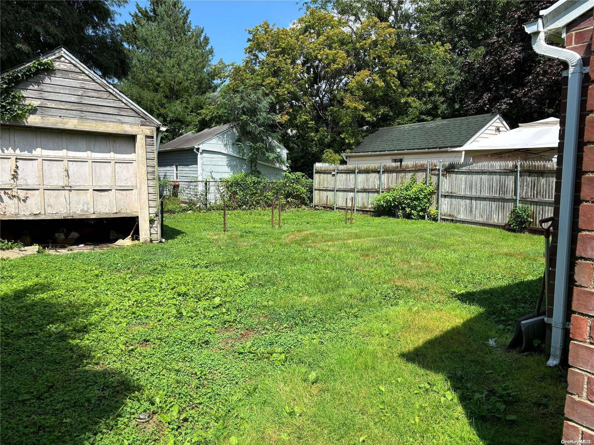 27 Jane ST, Roslyn Heights, NY 11577