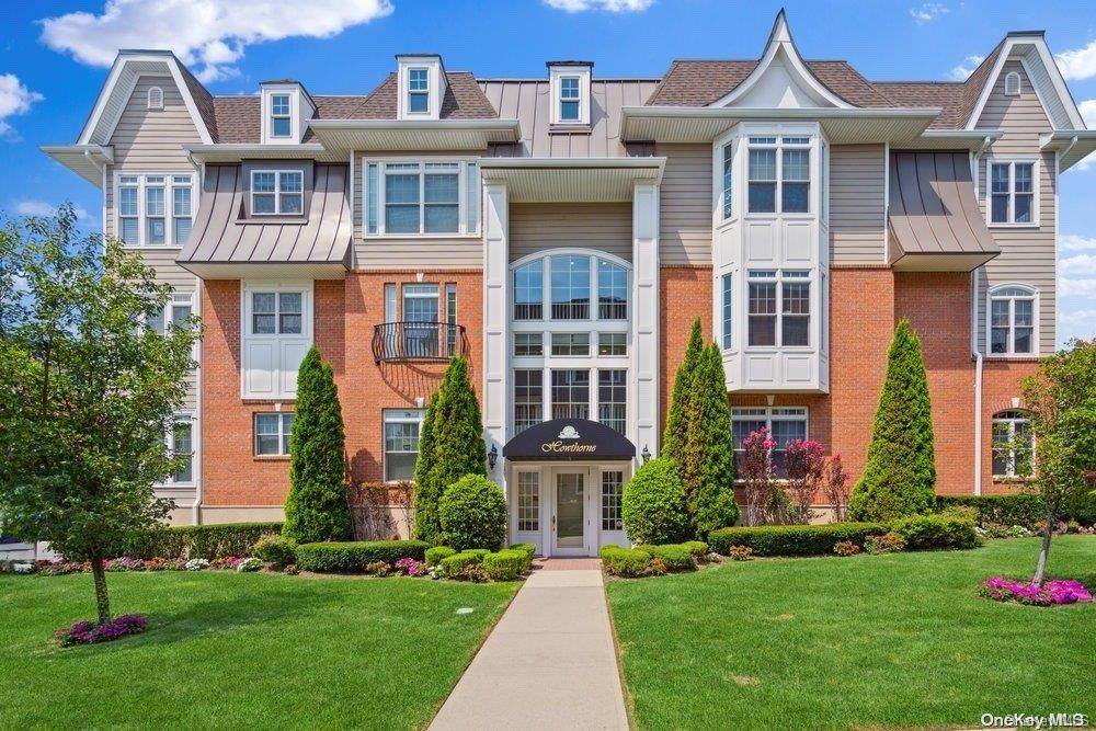30 Shady LN #30-301, Westbury, NY 11590