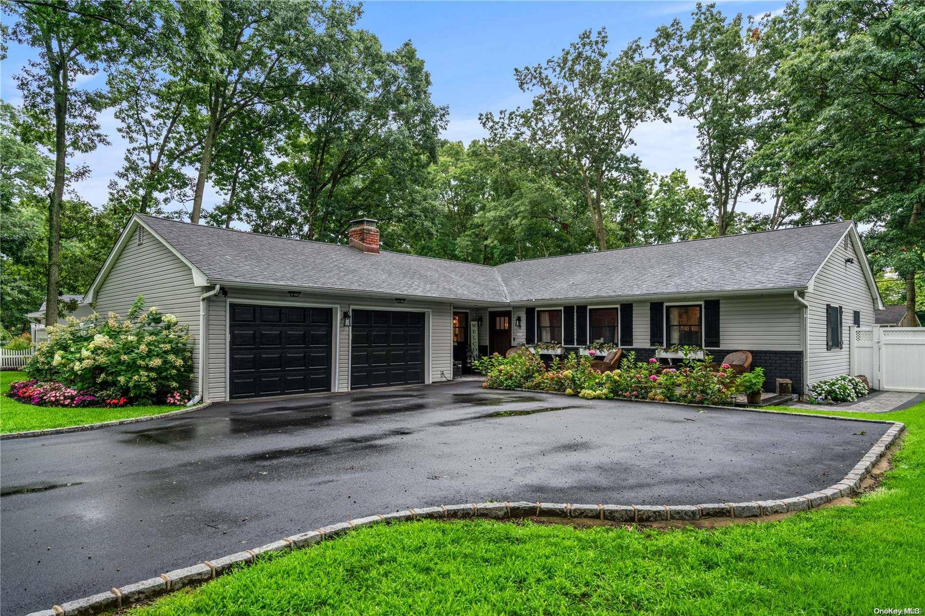 8 Balfour LN, Stony Brook, NY 11790