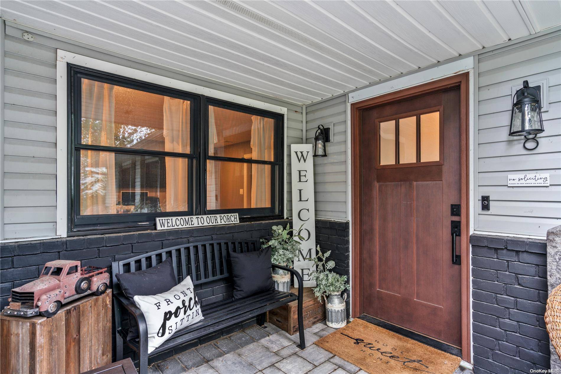 8 Balfour LN, Stony Brook, NY 11790