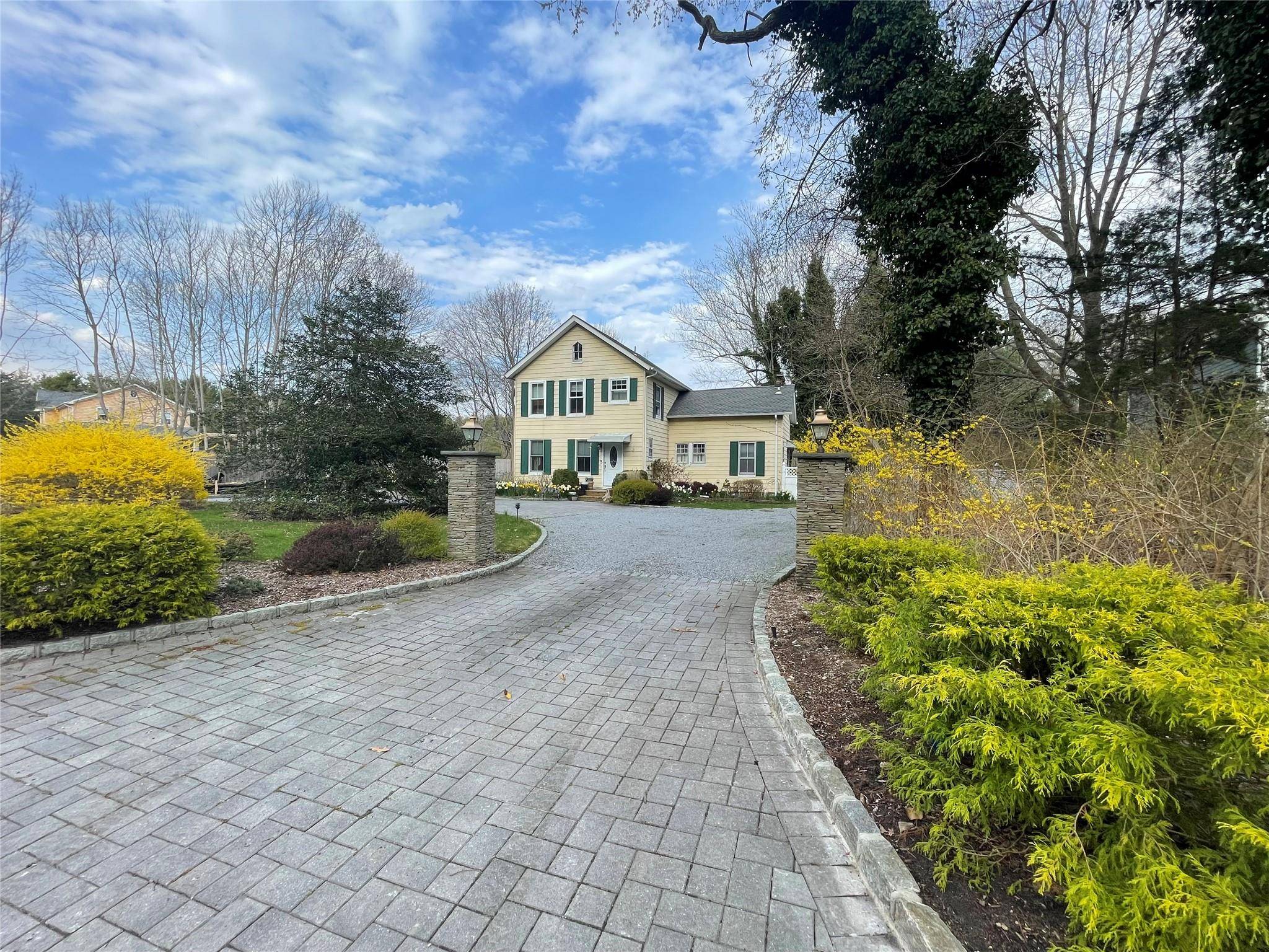 190 S Country RD, Remsenburg, NY 11960