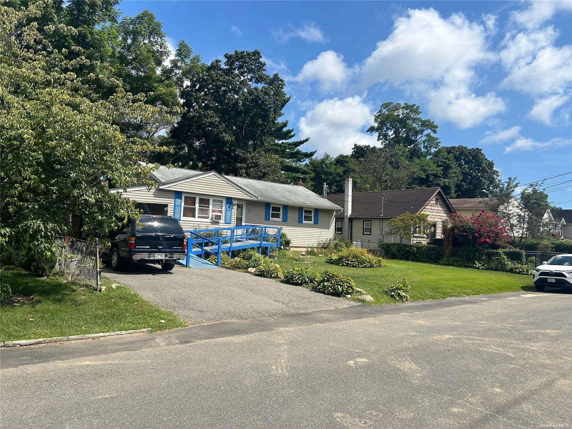 15 Willow ST, Wheatley Heights, NY 11798