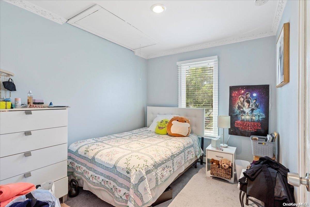356 Granada Pkwy, Lindenhurst, NY 11757