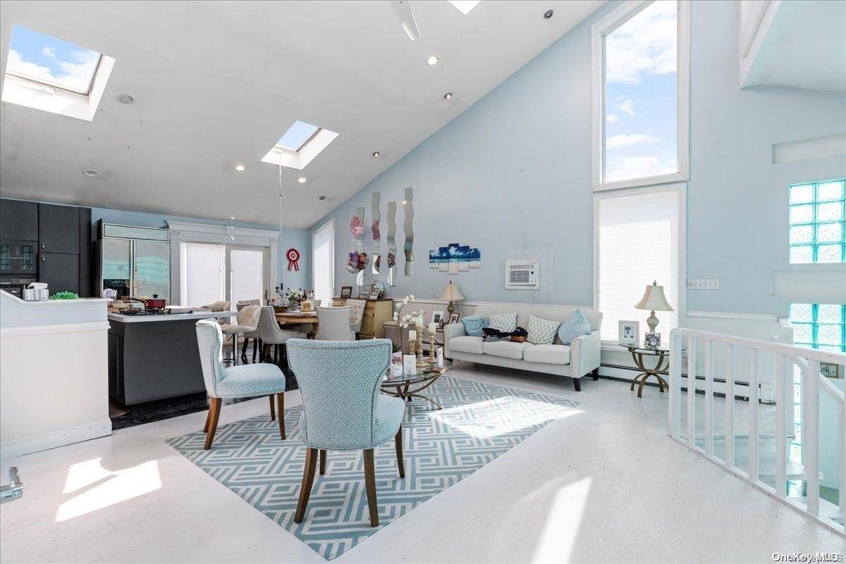 356 Granada Pkwy, Lindenhurst, NY 11757