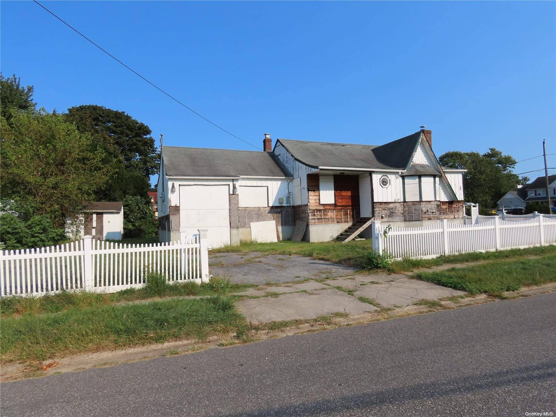 44 Buchanan AVE, Amityville, NY 11701