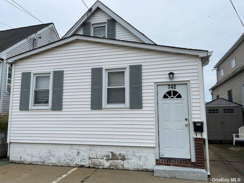 742 S 9th ST, Lindenhurst, NY 11757