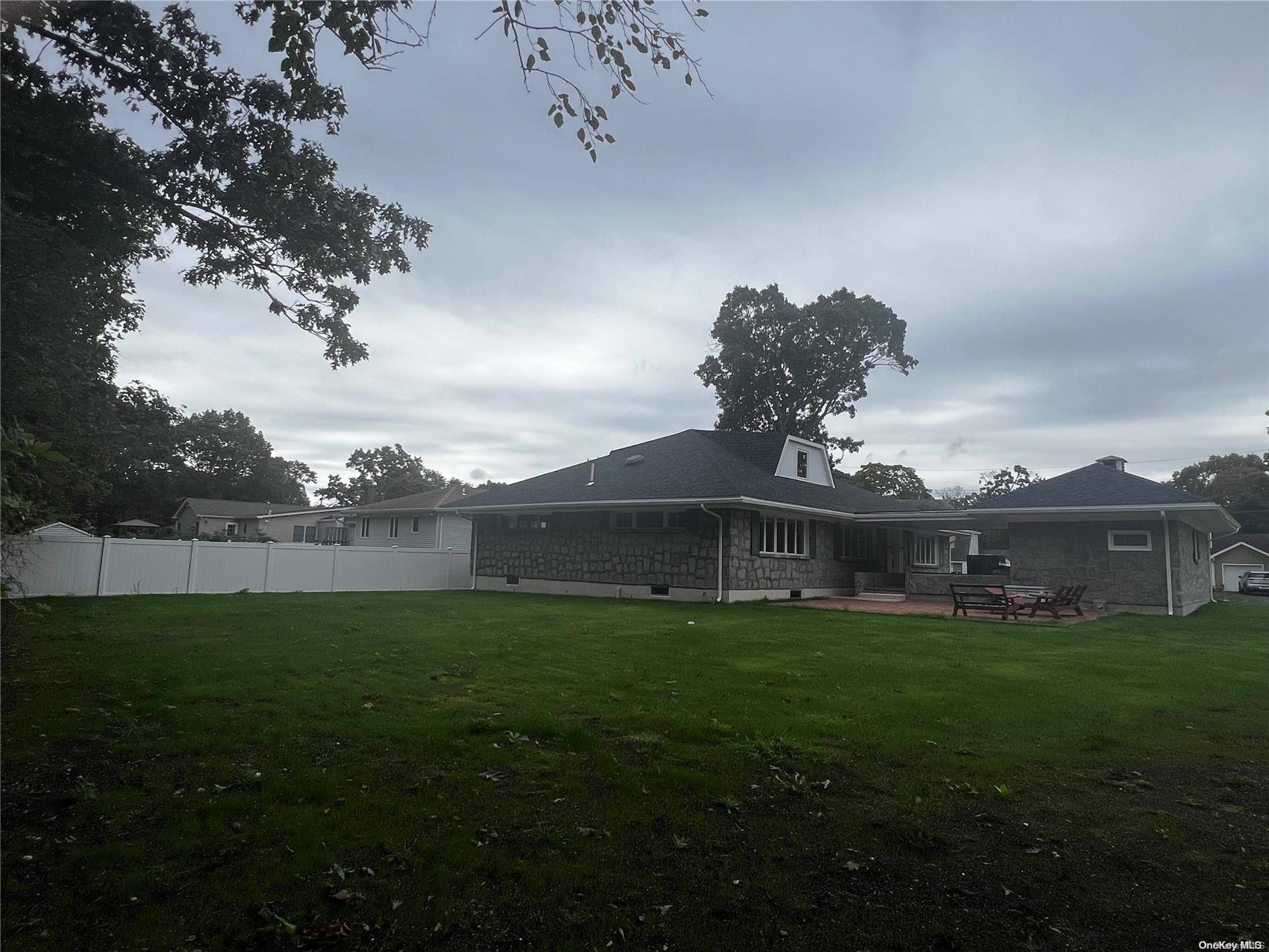 93 Lake ST, Islip, NY 11751