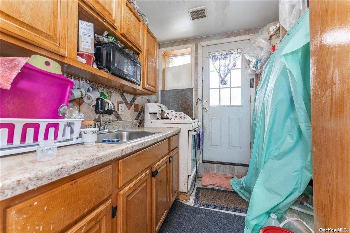 132-25 Avery AVE, Flushing, NY 11355