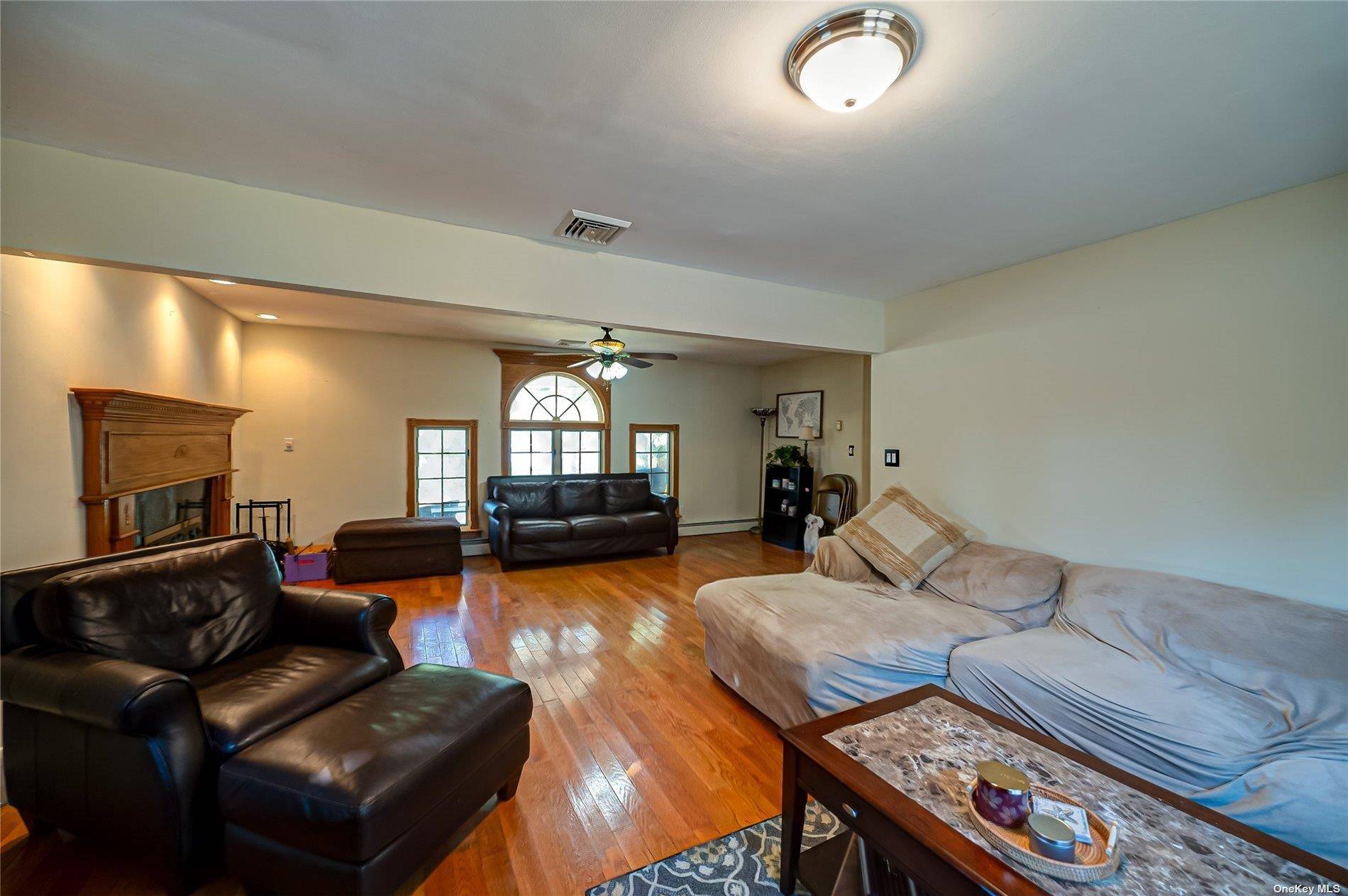 43 Hollins LN, East Islip, NY 11730