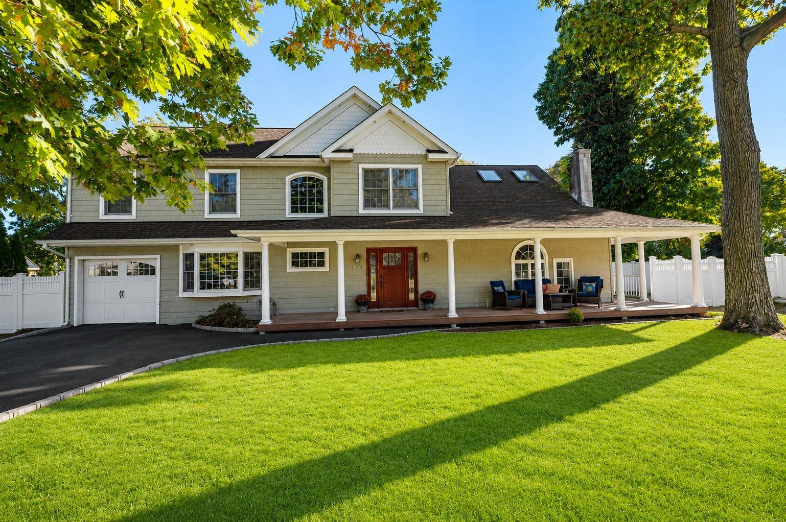 43 Hollins LN, East Islip, NY 11730