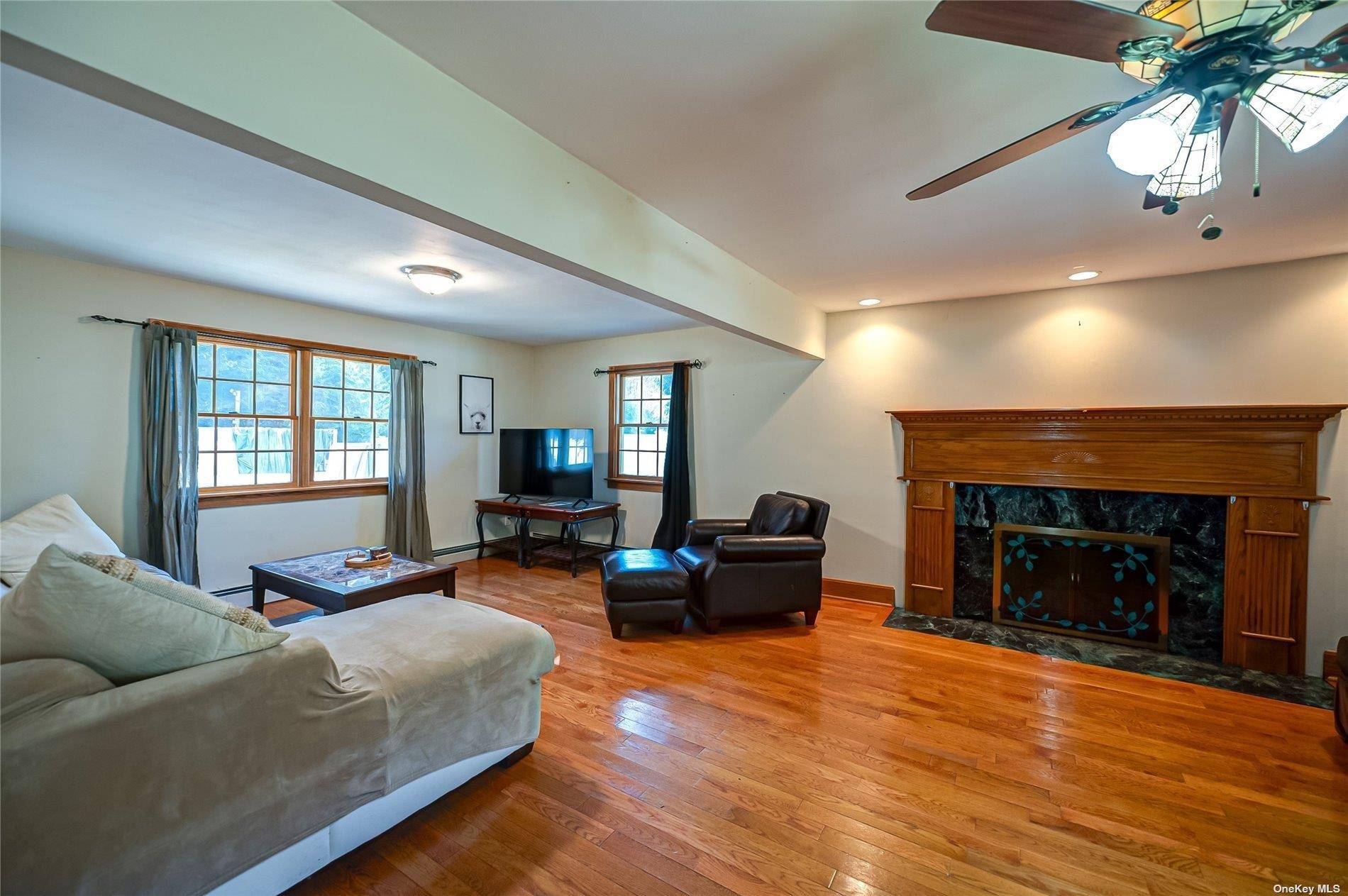 43 Hollins LN, East Islip, NY 11730