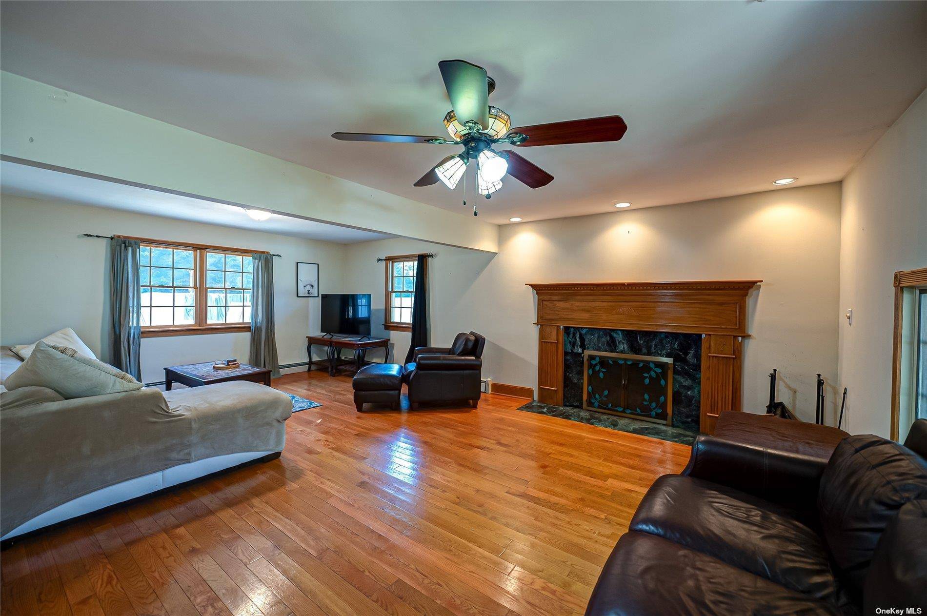 43 Hollins LN, East Islip, NY 11730