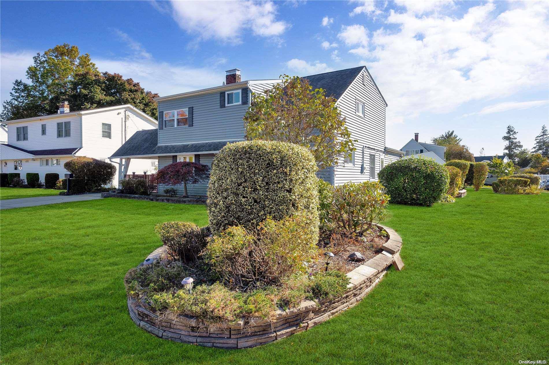 72 Horn LN, Levittown, NY 11756