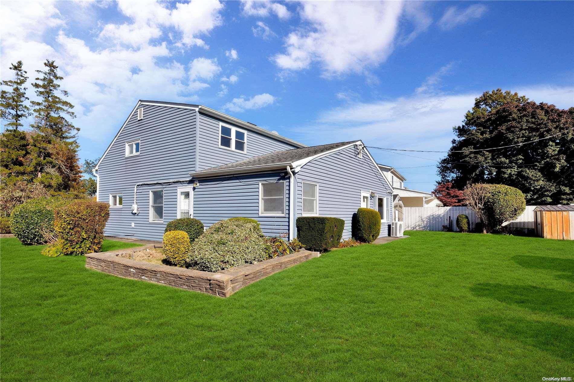 72 Horn LN, Levittown, NY 11756