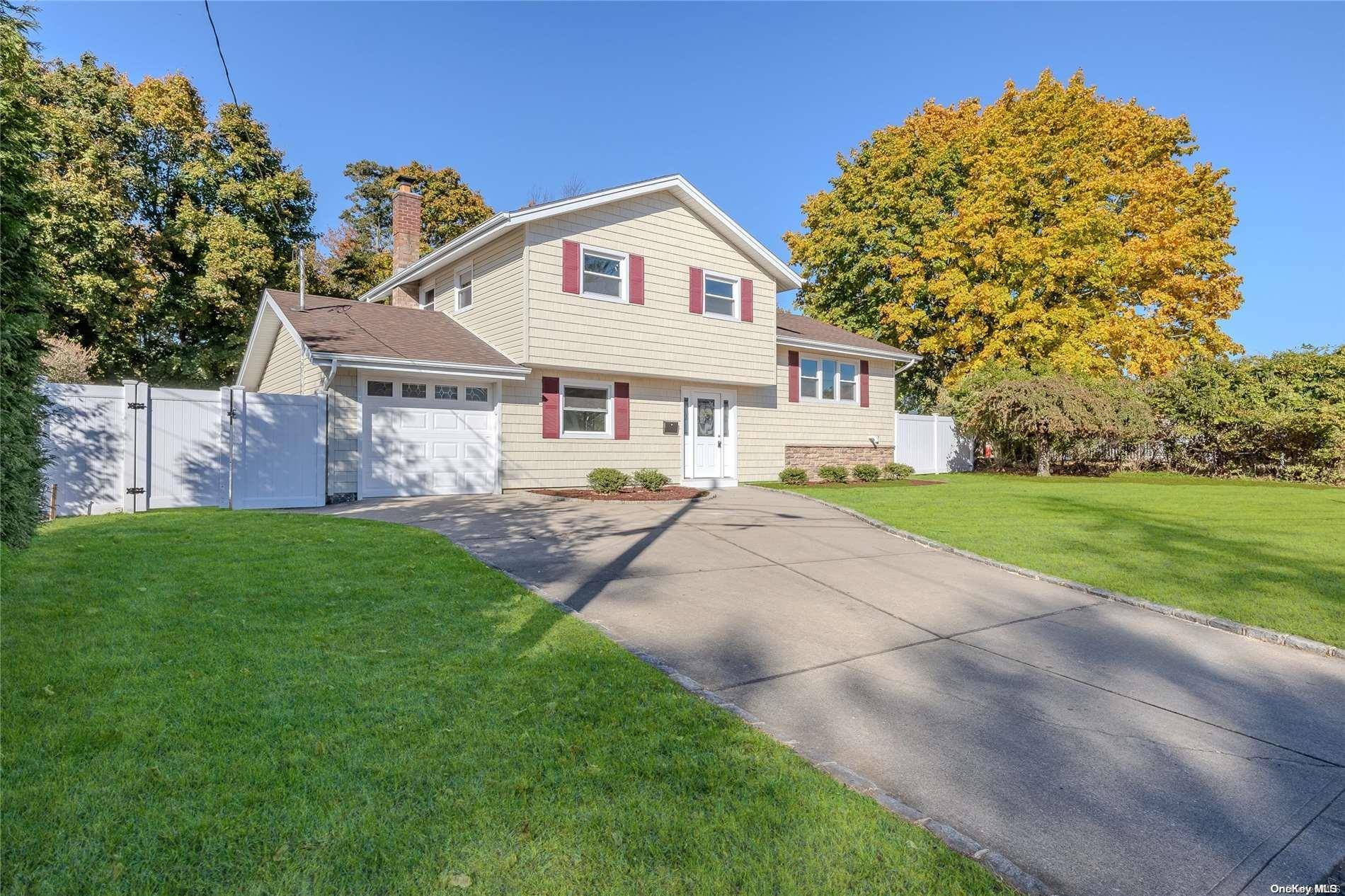 7 Radburn LN, Port Jefferson Station, NY 11776