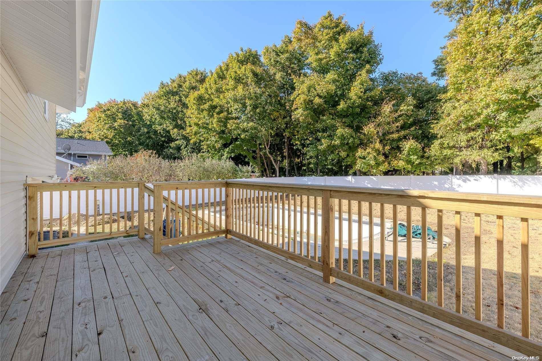 7 Radburn LN, Port Jefferson Station, NY 11776