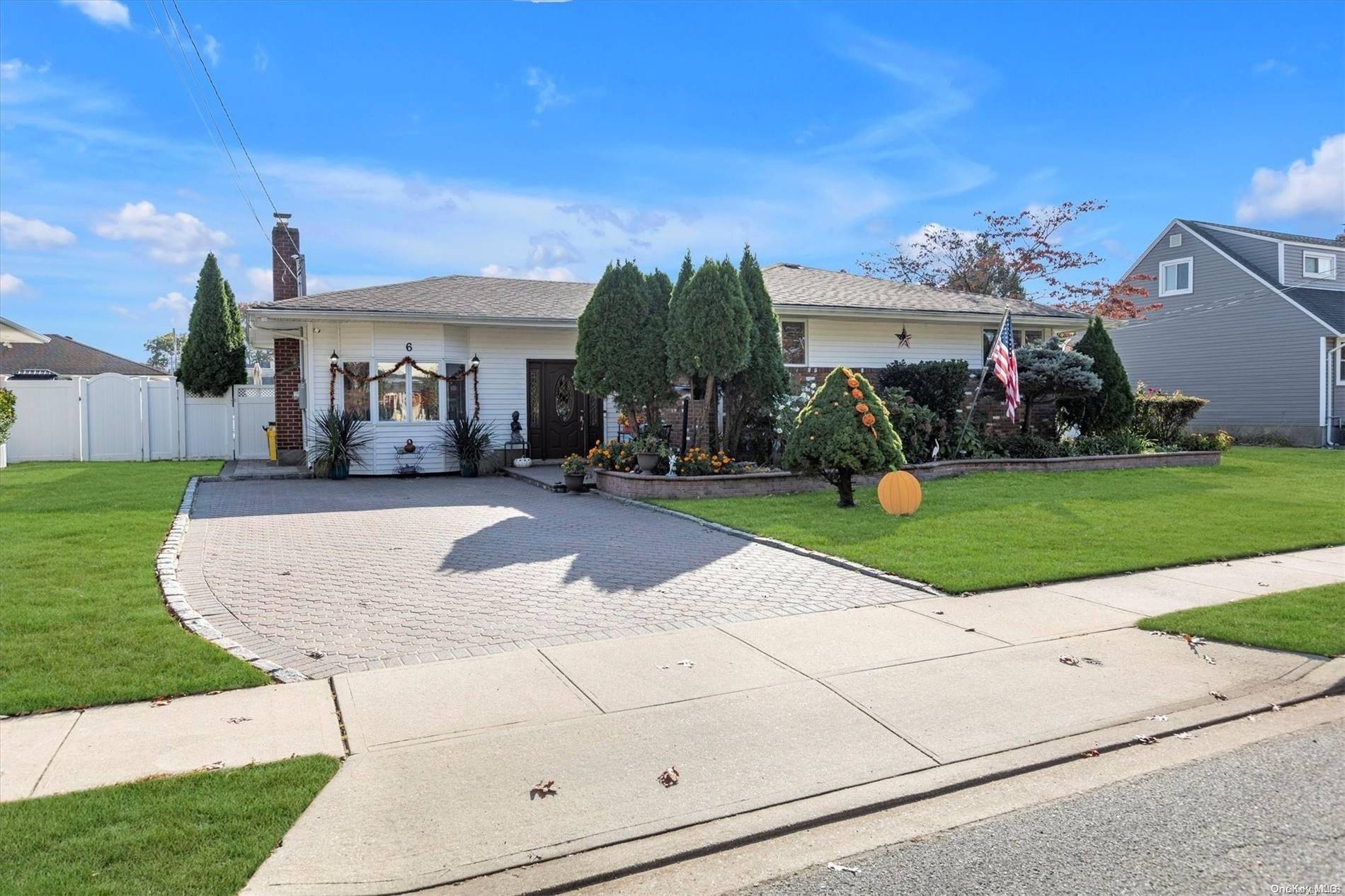 6 Evans AVE, Farmingdale, NY 11735