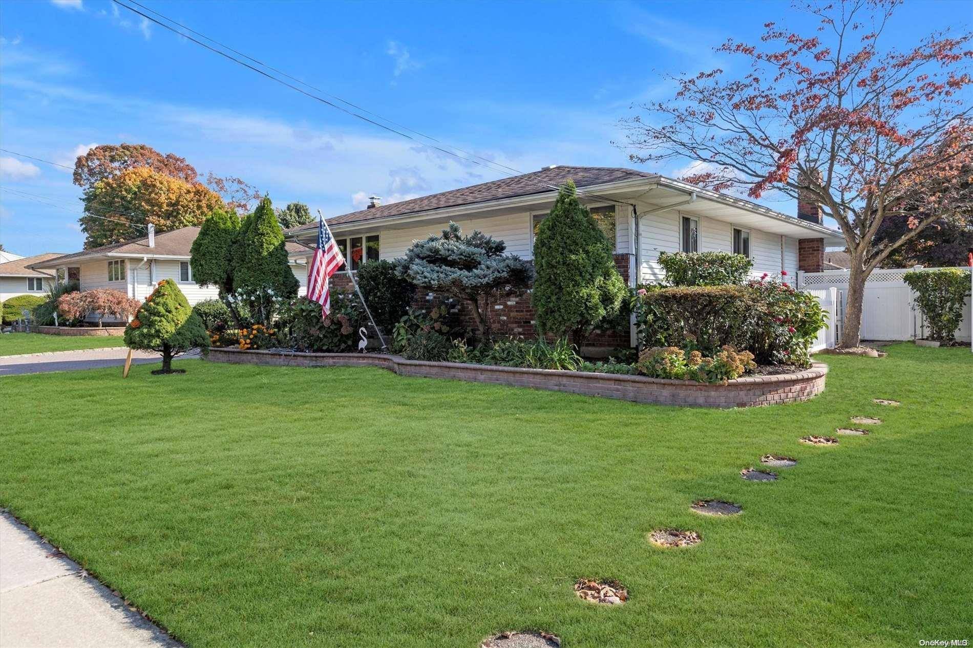 6 Evans AVE, Farmingdale, NY 11735