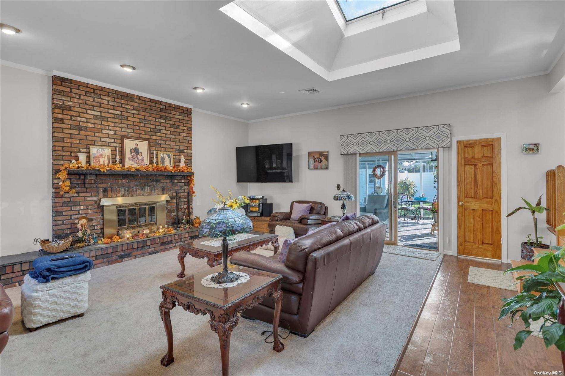 6 Evans AVE, Farmingdale, NY 11735